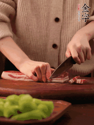 金字淡咸肉切片，冷水入鍋，加姜片、料酒略焯水。同步，五花肉切塊焯水。