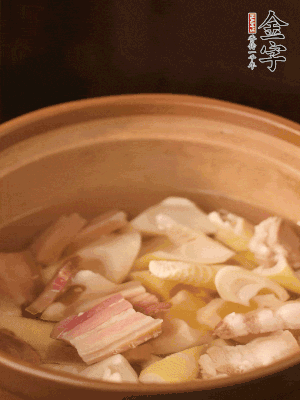 春筍、咸肉、咸肉一起入砂鍋，加姜片、料酒、清水大火煮沸到湯色變白。轉(zhuǎn)小火慢篤半小時(shí)。