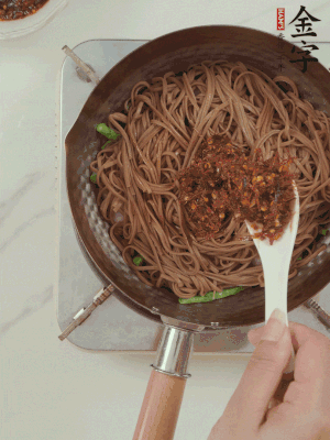 下蕎麥面，淋上少許醬油，加2勺金字火腿大師醬略翻炒即可。