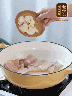 熱油下咸肉煸出香味，加蒜片、毛豆翻炒均勻