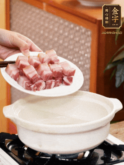 鍋內(nèi)倒油，下咸肉微微煸炒，再放排骨炒一下
