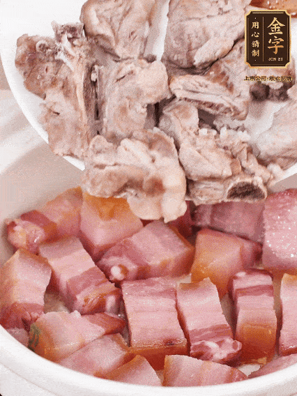 倒入開水燉煮，大火燒開后轉(zhuǎn)小火