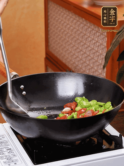 再放入蠶豆翻炒，加一點點醬油調(diào)味