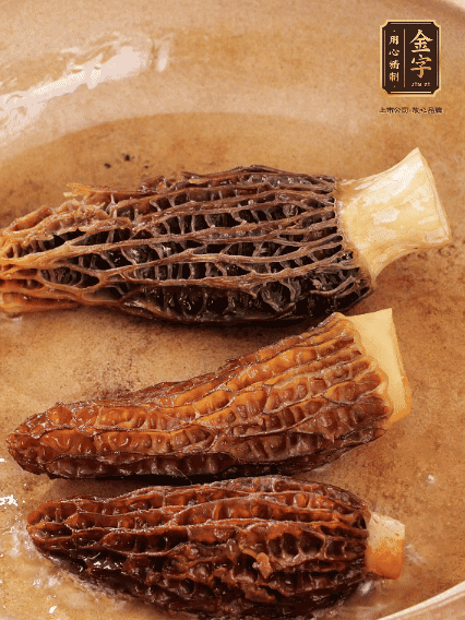 少許油，新鮮羊肚菌煎香