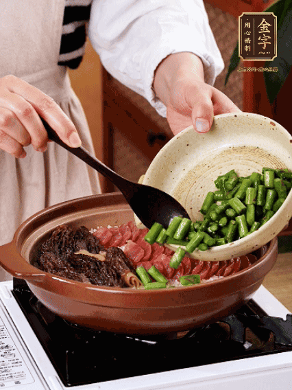 鋪上金字香腸、羊肚菌、蘆筍，蓋蓋子燜7分鐘