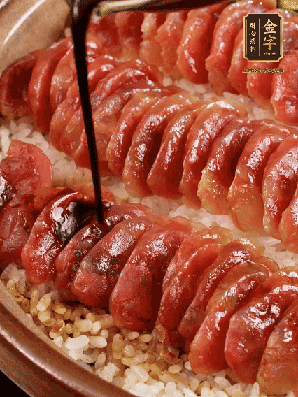 淋上醬汁攪拌均勻
調(diào)一個(gè)醬汁：生抽2匙、老抽半匙、蠔油半匙、白砂糖1/3匙、雞精1/3匙、香油5滴、水1匙