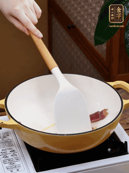 油熱，姜絲、火腿微微煸出香味