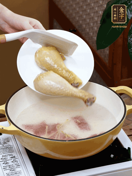 倒清水，放雞腿，大火煮開轉(zhuǎn)中小火煮20分鐘