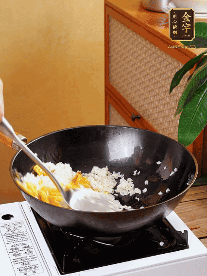 3個(gè)雞蛋攪成蛋液，下鍋煎至5成熟