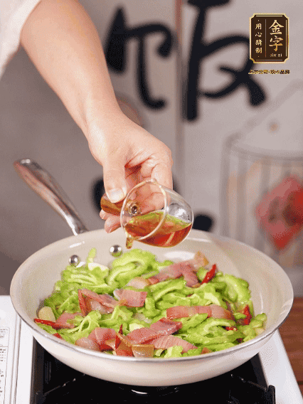 淋一圈料酒，少許糖調(diào)味