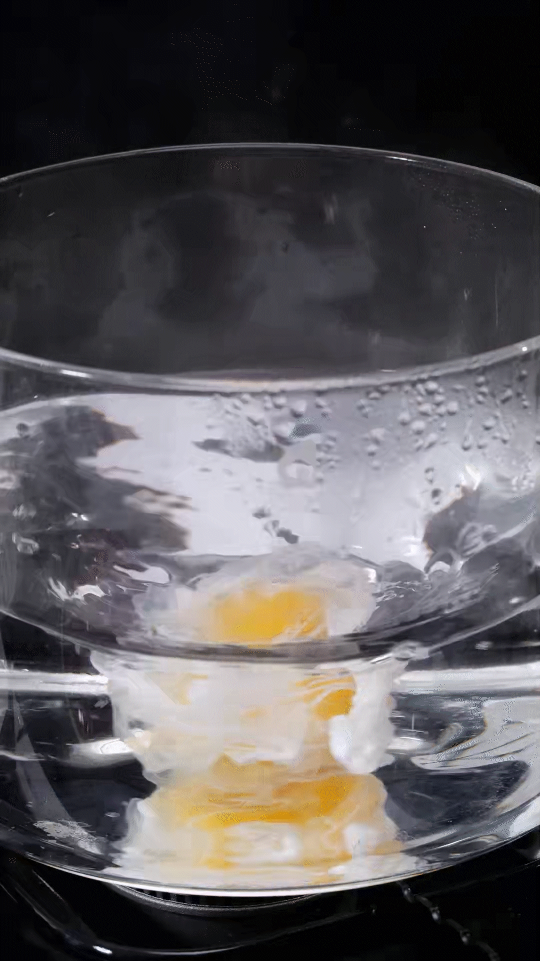 水開加入白醋和雞蛋，做成水波蛋
