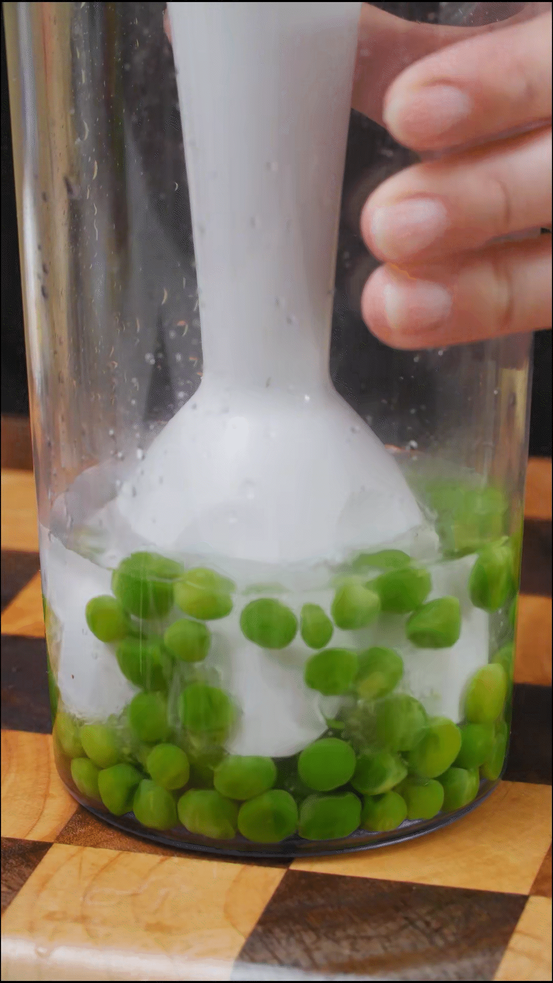 斷生的豌豆加水和大蒜，放入料理機(jī)打成糊狀
