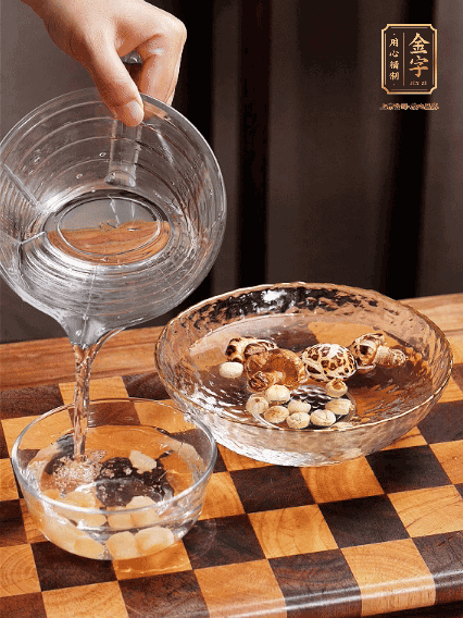 將雞肉、鮑魚、蝦仁焯水，冬菇、蓮子、干貝泡發(fā)