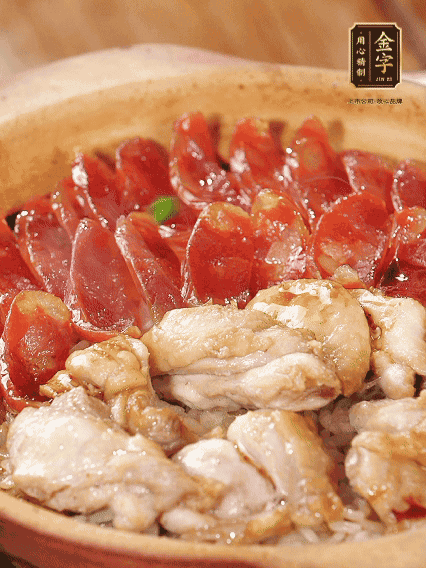 蓋蓋小火燜，沿鍋邊淋一圈油，轉(zhuǎn)動砂鍋燜4分鐘