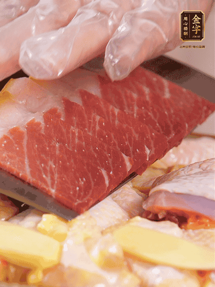 碼上金字火腿片，上鍋蒸足40分鐘