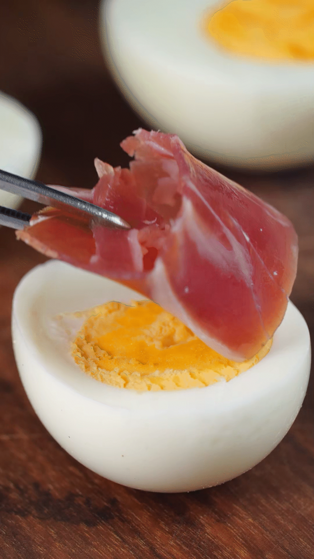 撈出過冷水，去殼后對(duì)半切開