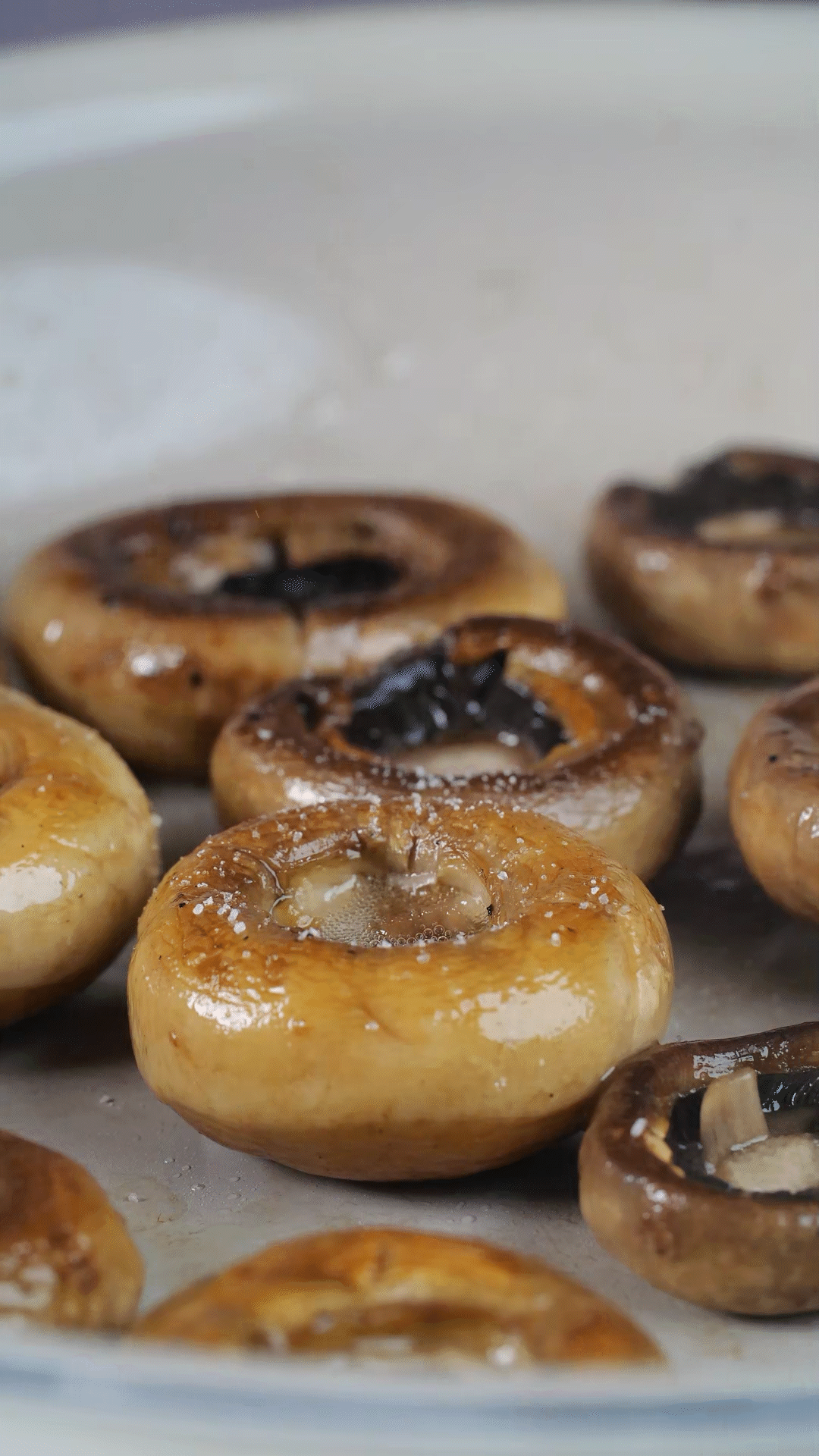 鍋內(nèi)放橄欖油，將口蘑煎至兩面微微焦黃，用黑胡椒海鹽調(diào)味