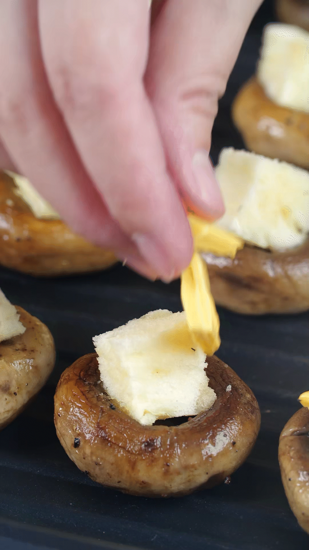 面包切小粒，放入口蘑凹處，蓋上芝士，烤箱180度烤10分鐘