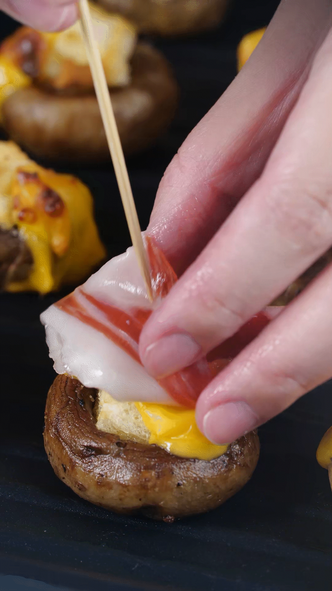 將火腿卷一卷，放在最頂部，插上竹簽