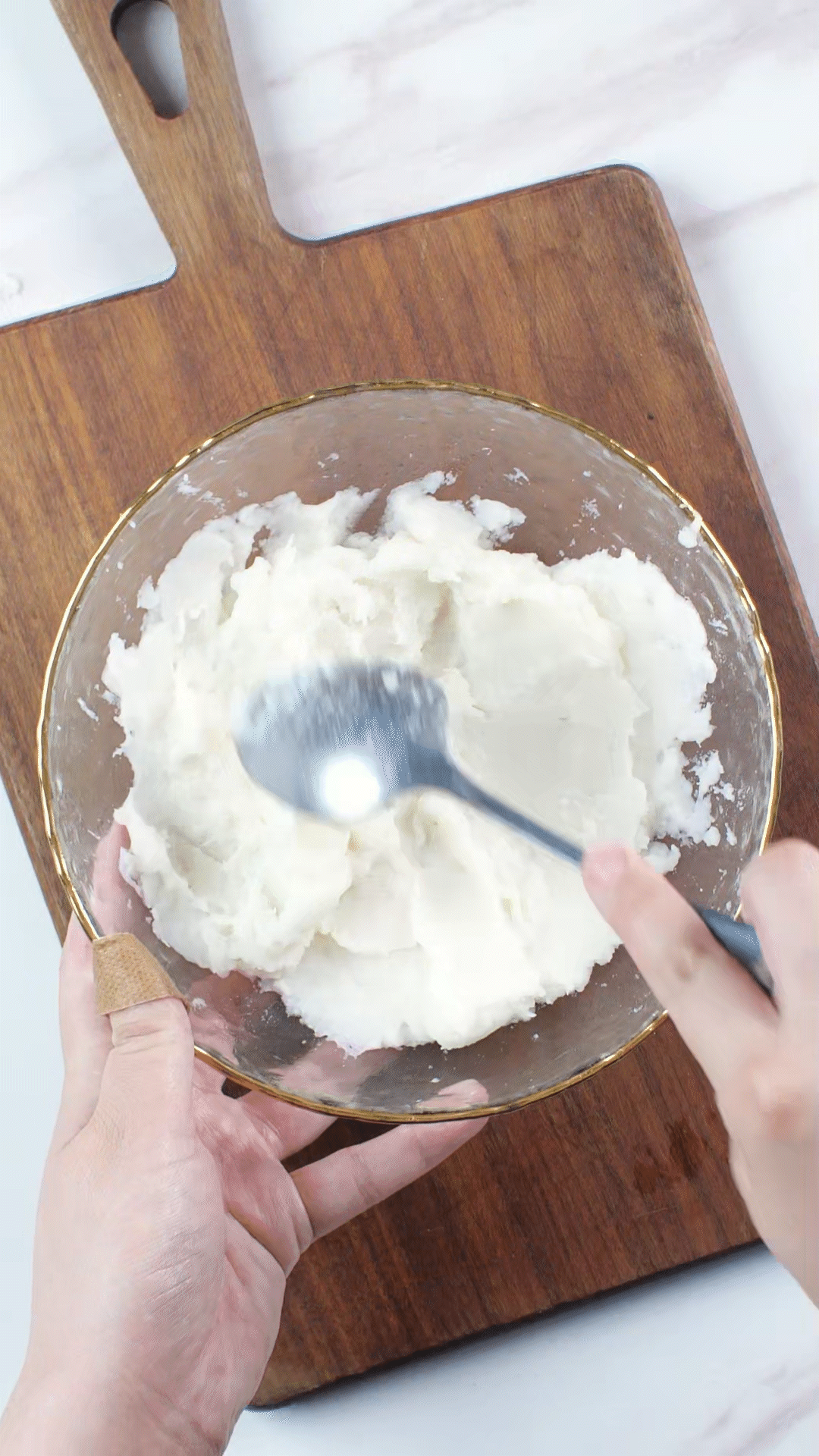 山藥去皮蒸熟，用涂抹奶酪、海鹽、橄欖油調(diào)味