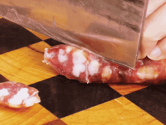 香腸少油煸出香味，下南瓜、板栗、香菇翻炒。2勺生抽、1勺老抽、1勺蠔油、1勺鹽、半勺糖調(diào)味