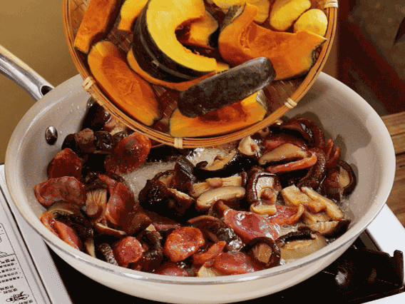 清洗好的大米放入電飯鍋，加裹滿醬汁的食材，再加剛好沒過食材的水，攪拌一下