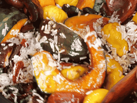 電飯煲正常煮飯模式煮飯。出鍋后撒點(diǎn)蔥花