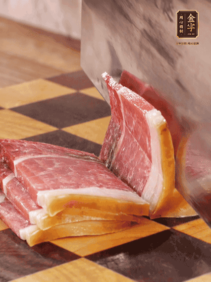 金字火腿切片，溫水浸泡5分鐘；肉皮泡發(fā)，切成小塊。