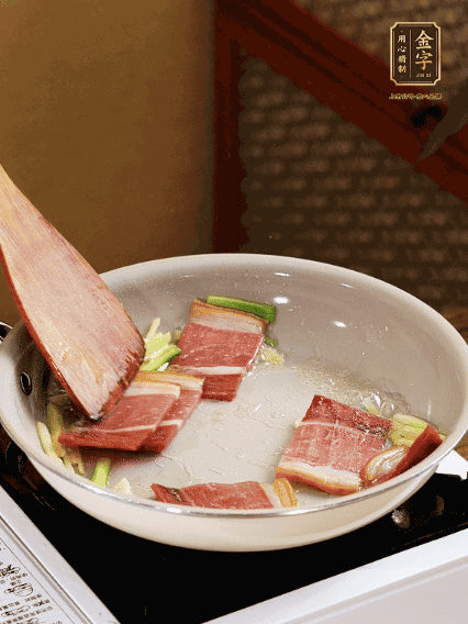 熱油下鍋，火腿、蔥姜蒜煸出香味備用