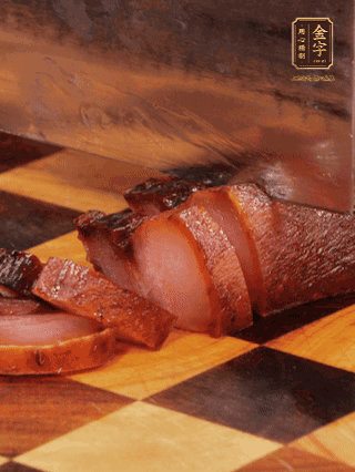 金字醬肉，煮熟切條；蓮藕去皮，切成條狀，焯水2分鐘