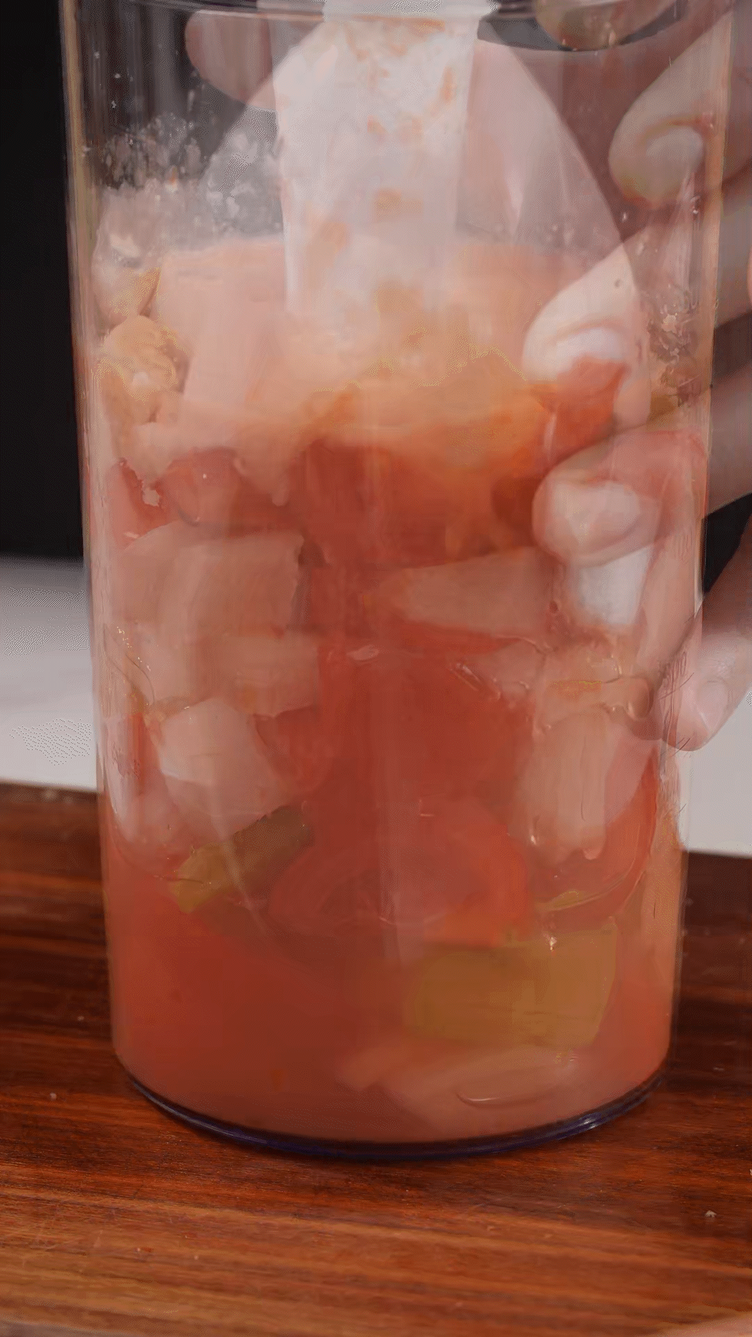 加入水、橄欖油、蘋果醋