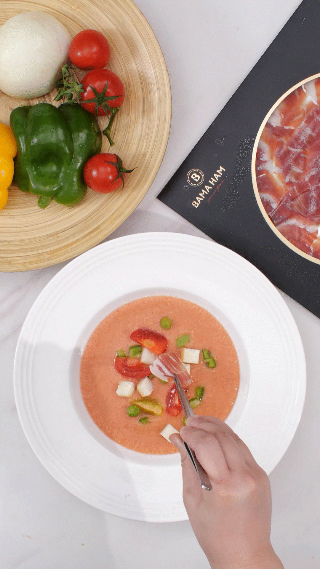 擺盤時，加入青豆，面包丁，黃瓜丁，烤面包丁，番茄丁