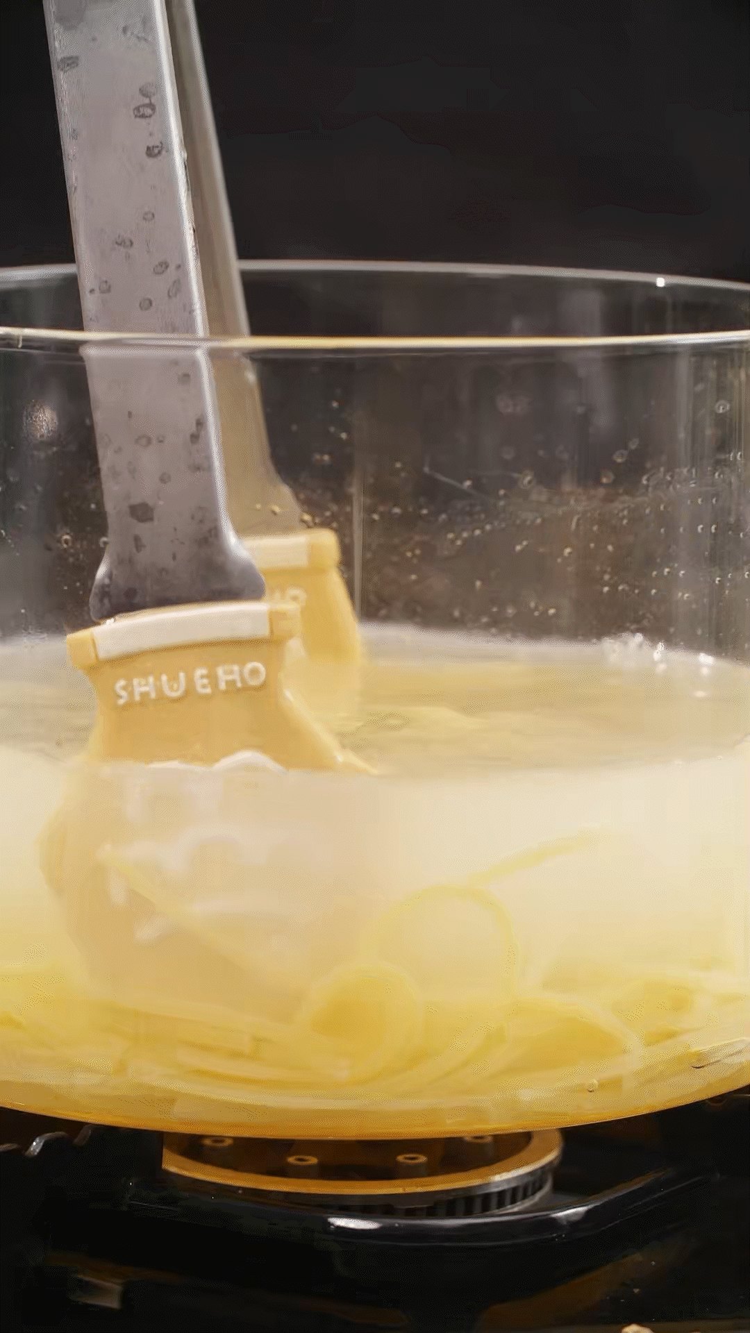 將意面煮熟，到自己喜歡的熟度。撈出過(guò)冷水，瀝干
