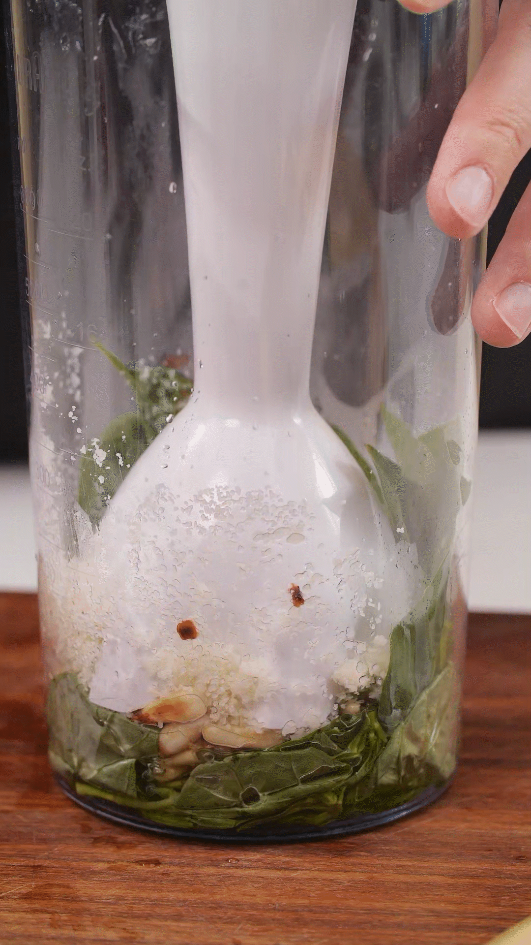 加入松子、現(xiàn)磨芝士碎、大蒜、鹽和檸檬汁、橄欖油，用手持料理機(jī)攪打細(xì)膩均勻
