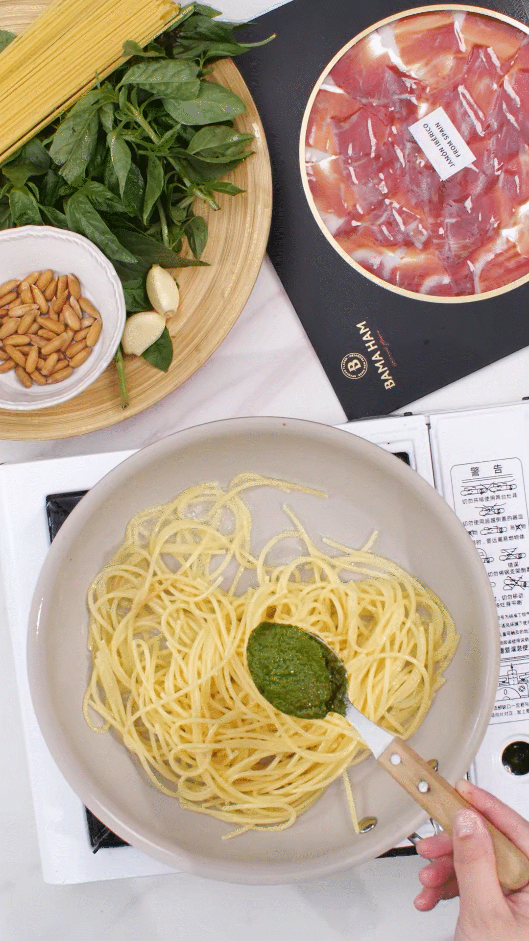 鍋中加入橄欖油，放入意面和青醬攪拌均勻裝盤(pán)
