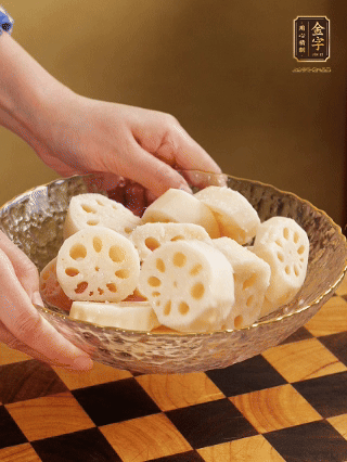 蓮藕洗凈削皮，切大塊，用鹽、糖腌制30分鐘。