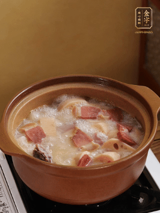 豬油潤鍋，豬骨、姜片煸出油脂香，再依次下開水、蓮藕、火腿，大火燒開