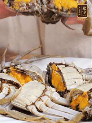 大閘蟹處理干凈，一切兩半。
