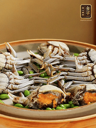 盤底鋪毛豆，依次放大閘蟹、咸肉， 淋一圈料酒、豉油。