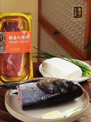 花鰱魚頭處理干凈（刮黑膜、除貼骨血、拔魚牙、剪魚鰭、刮凈魚肉表面雜質(zhì)），從中間劈開成兩半，擦干水分