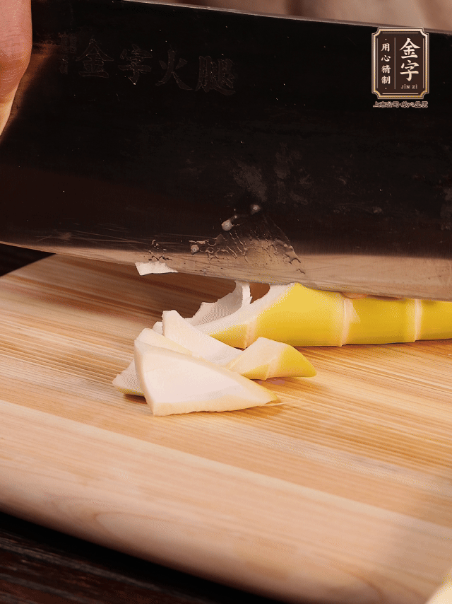 春筍去筍衣切滾刀塊；萵筍去皮切滾刀塊；春筍、百葉結(jié)焯水2分鐘。