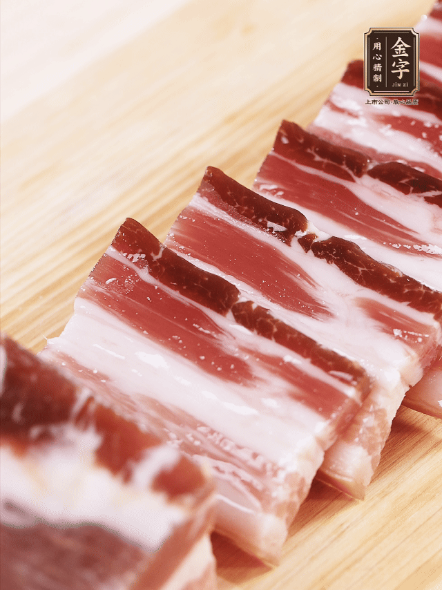 金字淡咸肉切厚片；金字淡咸肉、仔排加蔥姜、料酒焯水3分鐘，溫水洗凈。