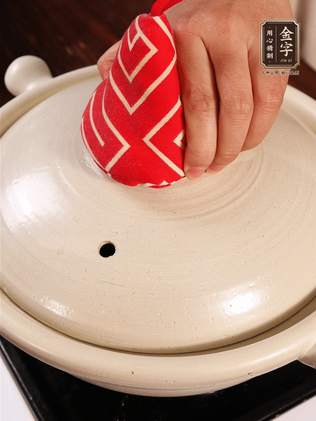 加開水燉煮，水沸后轉(zhuǎn)小火40分鐘。