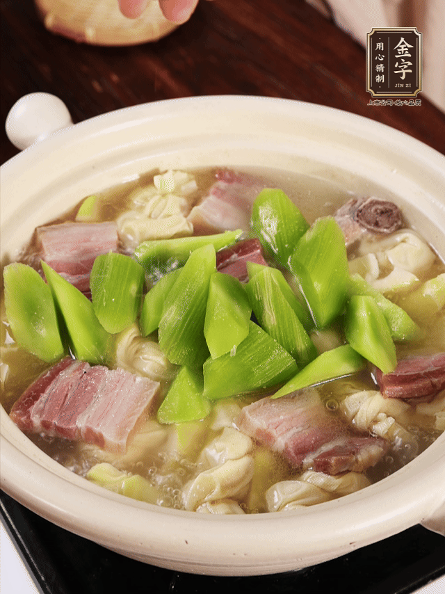 下春筍、百葉結(jié)，繼續(xù)燉15分鐘。最后下萵筍煮3分鐘，少許鹽調(diào)味。