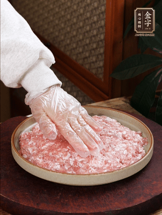 依次鋪肉末，碼入雞蛋豆腐，再鋪上金字香腸。