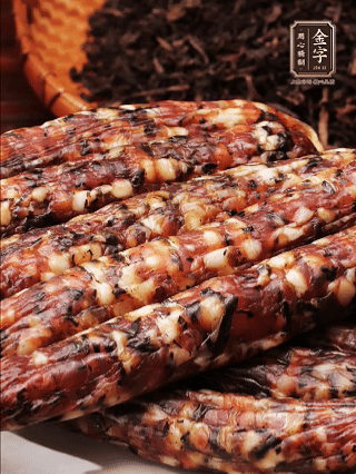金字土香腸、金字梅干菜香腸、金字醬肉，切片