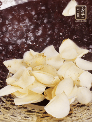 大蒜、生姜、紅蔥頭處理成粒。青辣椒切碎