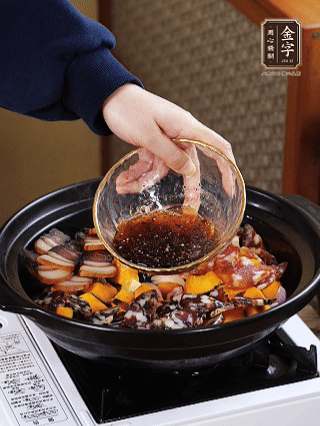 姜、蒜、蔥頭粒煎香，倒入南瓜，煎至兩面焦香