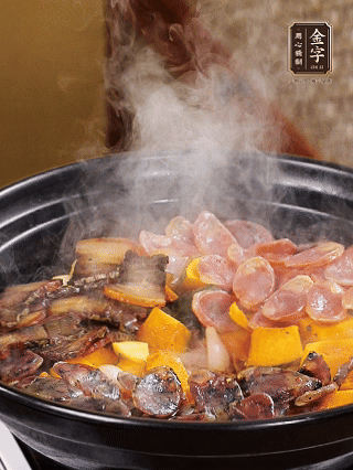 關(guān)火鋪上土香腸、梅干菜香腸、醬肉，加生抽、清水、黑胡椒粉調(diào)成的料汁，中火焗5分鐘