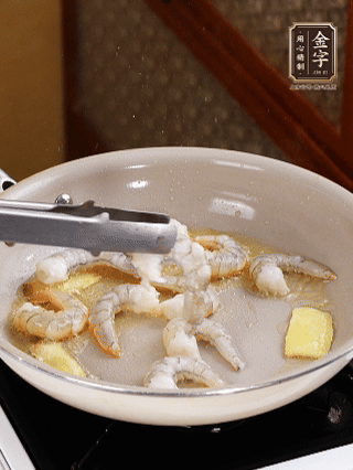 秘制煲仔飯醬油：2勺蒸魚豉油、半小勺糖、1大勺清水?dāng)嚢杈鶆蛑?分鐘